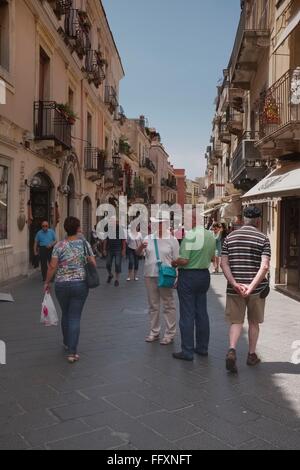 Straßenszenen in der Hügel-Stadt von Taormina, Sizilien Stockfoto