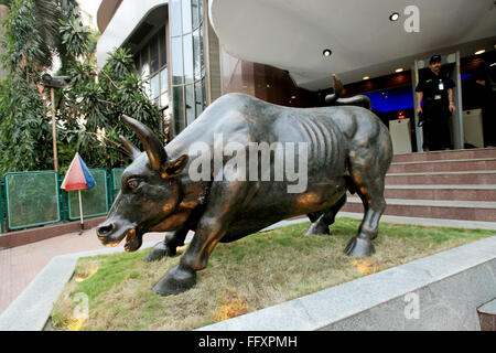 Bronzebulle Statue an Bombay Börse; BSE; Bombay; Mumbai; Maharashtra; Indien; Asien Stockfoto