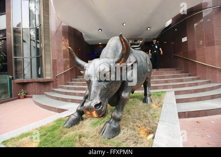 Bronze Stier-Statue an Bombay Börse BSE; Bombay; Mumbai; Maharashtra; Indien Stockfoto