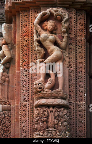 Weibliche Statue geschnitzt auf Rajarani Bügel, Bhubaneswar, Orissa, Indien Stockfoto