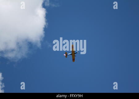 ein kleines Flugzeug in den Himmel Stockfoto