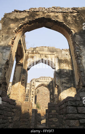 Golconda Fort gebaut von Mohammed Quli Qutb Shah 16. Jahrhundert Ansicht der zerstörten Mauern mehrere Bögen, Hyderabad, Andhra Pradesh Stockfoto