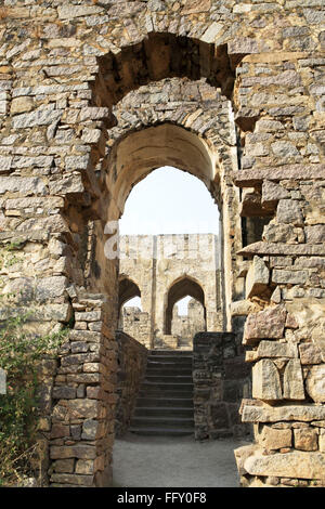 Golconda Festung von Mohammed Quli Qutb Shah 16. Jahrhundert Blick ins Innere der Halle gebrochen Spalten Bögen Hyderabad, Andhra Pradesh Stockfoto