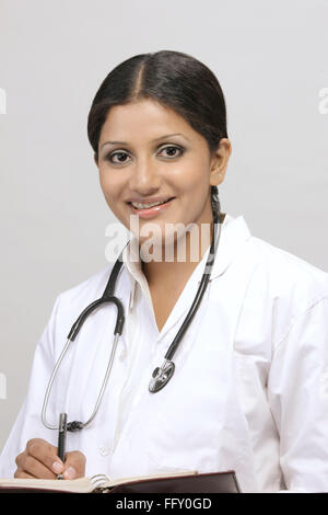 Lady Doctor holding Tagebuch Stift und Stethoskop um Hals Herr #738 Stockfoto