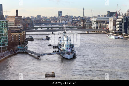 HMS Belfast auf der Themse in London City mit London Bridge im Hintergrund Stockfoto
