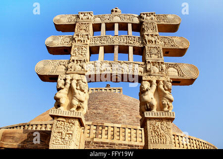 West Gateway Stupa 1 Vorderansicht unterstützt von den Topfbauchzwergen Sanchi Bhopal Madhya Pradesh Indien Asien Stockfoto