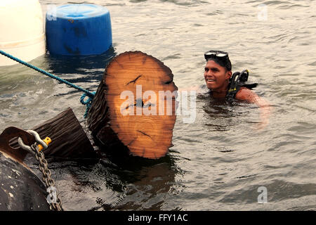 Anmeldung unter Wasser Lago Bayano, Panama - einer der Taucher-Logger. Stockfoto