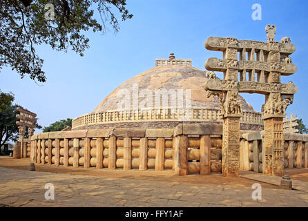 Sanchi Great Stupa 1 mit South Gateway, Sanchi bei Bhopal, Madhya Pradesh, Indien, Asien, Indische Buddhistische Stupa Stockfoto