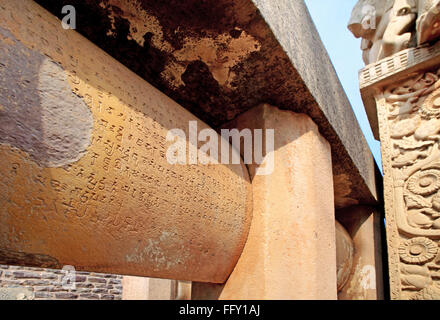 Brahmi Inschriften auf Geländer rings um Stupa keine 1 nahen östlichen Tor, Sanchi in der Nähe von Bhopal, Madhya Pradesh, Indien Stockfoto