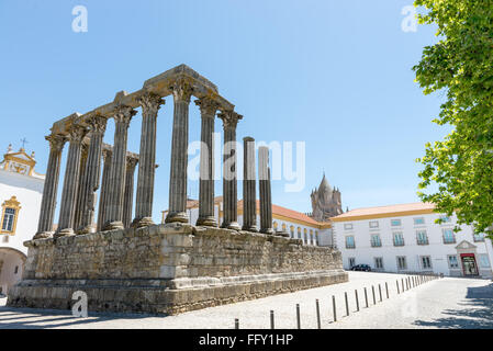 Dianna Temple und Turm der Kathedrale in Evora. Antike römische Tempel in der Altstadt von Evora, Portugal Stockfoto