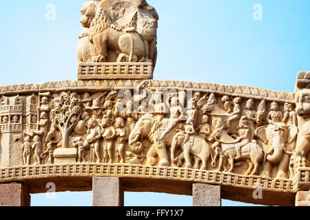 Blick auf Geschichten Buddha Nahaufnahme gesehen oberen Panel Innenansicht Westtor Stupa 1 Sanchi Bhopal Madhya Pradesh Stockfoto