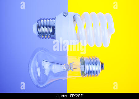 zwei Arten von Glühbirnen auf gelben und blauen Hintergrund Stockfoto