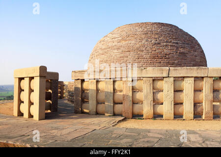 Stupa 2 gebaut von Sunga 2. Jahrhundert v. Chr. Darstellungen ausgeführt Buddha Geländer Säulen Stupa Sanchi Bhopal Madhya Pradesh Stockfoto