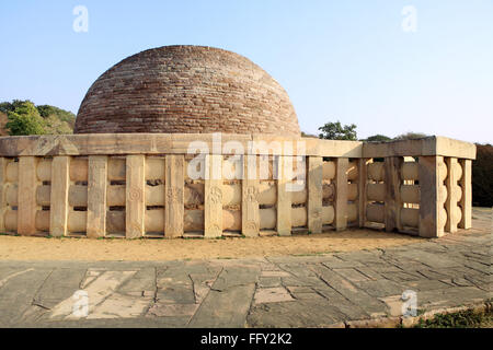 Stupa von Sunga im 2. Jahrhundert v. Chr. Darstellungen des Buddha gebaut 2 ausgeführt Geländer Säulen Stupa Sanchi Bhopal Madhya Pradesh Stockfoto