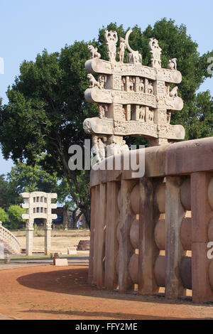 Nord-Tor der Stupa Stupa 1 zeigt 3 im Hintergrund, Sanchi in der Nähe von Bhopal, Madhya Pradesh, Indien Stockfoto