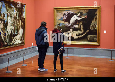 Neapel. Italien. Besucher bewundern die Arbeit von Jusepe de Ribera, nationales Museum von Capodimonte.  Museo Nazionale di Capodimonte. Stockfoto