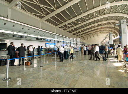 Check-in-Schalter am Flughafen Mumbai; Chhatrapati Shivaji International Airport; Santacruz; Bombay; Mumbai; Maharashtra; Indien Stockfoto