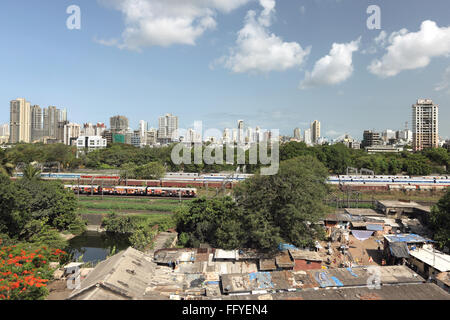 Slum von Mittel- und Westeuropa Dadar geteilt durch Eisenbahnlinien; Bombay Mumbai; Maharashtra; Indien Stockfoto