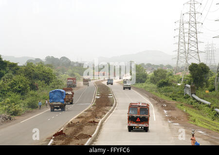 LKW auf der Fahrbahn Panvel nach Pune; Maharashtra; Indien Stockfoto