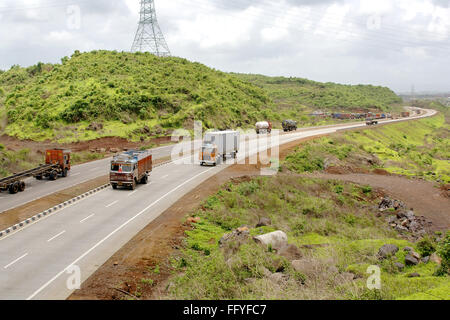 LKW auf der Fahrbahn Panvel nach Pune; Maharashtra; Indien Stockfoto