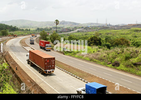 LKW auf der Fahrbahn Panvel nach Pune; Maharashtra; Indien Stockfoto