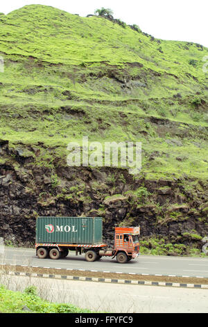 LKW auf der Fahrbahn Panvel nach Pune; Maharashtra; Indien Stockfoto