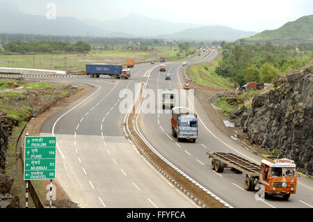 Lkw auf Fahrbahn Panvel nach Pune Maharashtra Indien Stockfoto