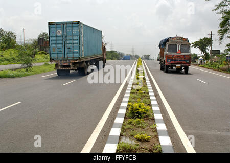 LKW auf der Fahrbahn Panvel nach Pune; Maharashtra; Indien Stockfoto