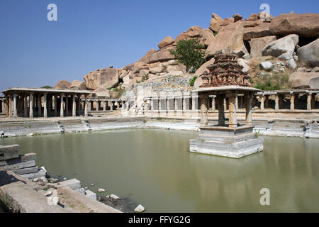 Pushkarni in der Nähe von Bal-Krishna-Tempel, Hampi Vijayanagar Ruinen, Karnataka, Indien Stockfoto