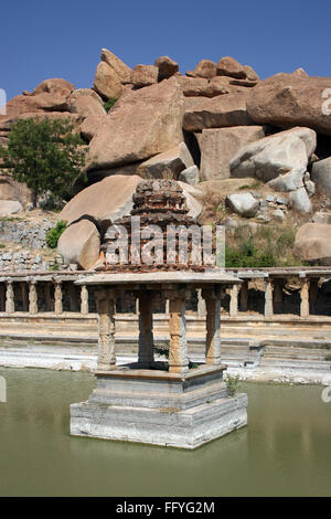 Pushkarni in der Nähe von Bal-Krishna-Tempel, Hampi Vijayanagar Ruinen, Karnataka, Indien Stockfoto