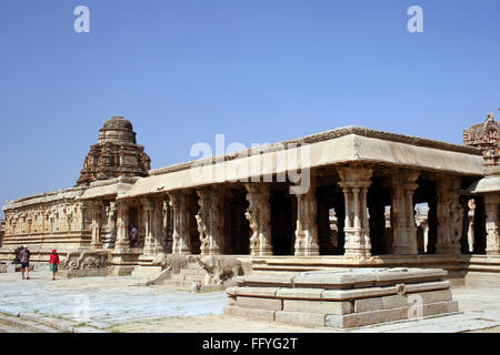 Ausländische Touristen in Bal Krishna Tempel, Hampi Vijayanagar Ruinen, Karnataka, Indien Stockfoto