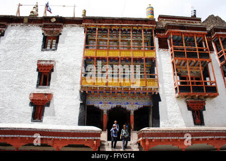 Tourist in Hemis Kloster einer der größten wichtigsten aller klösterlichen Einrichtungen Ladakh Leh Ladakh Jammu und Kaschmir Stockfoto