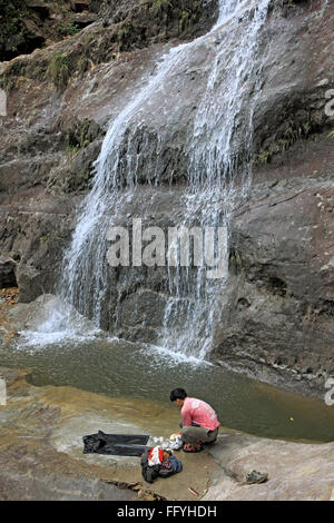 Tribal Mann seine Wäsche in der Nähe von Wasserfall; Cherrapunji; Meghalaya; Indien Stockfoto