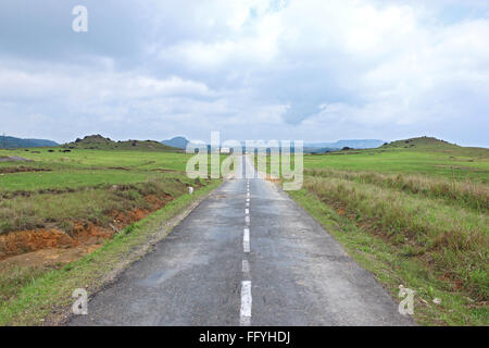 Lange Strecke von der Straße; Cherrapunji; Meghalaya; Indien Stockfoto