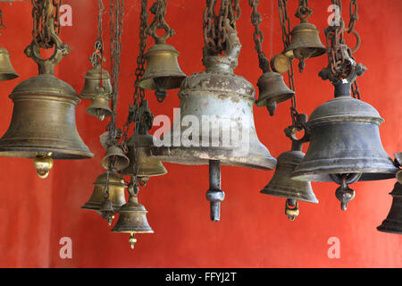 Metallglöckchen angeboten von Anhängern auf Shiva-Dole-Tempel; Sivsagar; Assam; Indien Stockfoto