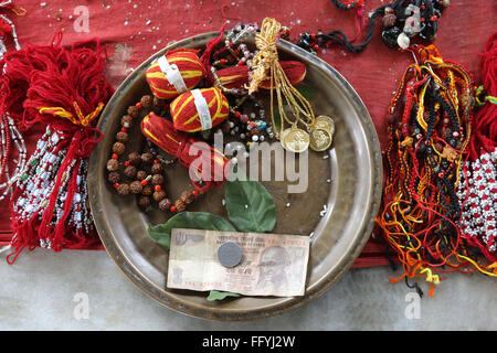 Puja Thali von Anhänger Shiva Dole Tempel angeboten; Sivsagar; Assam; Indien Stockfoto