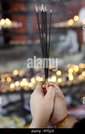 Räucherstäbchen von Anhänger Shiva Dole Tempel angeboten; Sivsagar; Assam; Indien Stockfoto