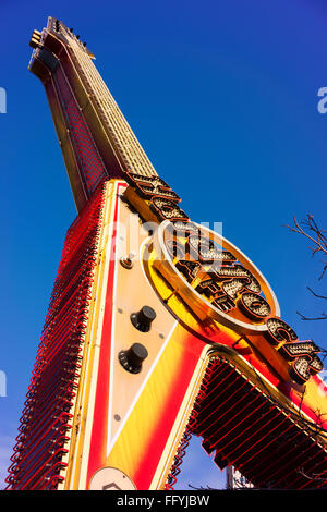 Neon Werbeschild in Form einer Gitarre für Chicago Hard Rock Cafe. Stockfoto