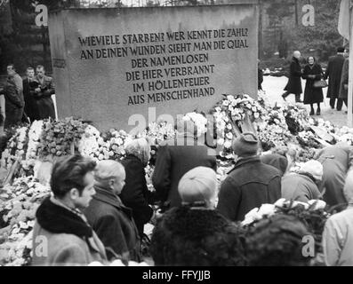 Geographie / Reisen,Deutschland,Dresden,Denkmäler,Denkmal für die Opfer des Luftangriffs vom 13. Februar 1945,Kranzniederlegung zum 20. Jahrestag,13.2.1965,Kenotaph,Gedenken,Gedenken,Erinnerung,Erinnerungen,Erinnerungen,Luftkrieg,Zweiten Weltkrieg,Krieg,Kriege,Kranz,Kaplet,Anschlagekranz,anniChaplets,Trauer,Ostdeutschland,DDR,DDR,DDR,DDR,DDR,DDR,DDR,DDR,DDR,Gedenkstätten,DDR,Gedenkstätten,Gedenkstätten,Gedenkstätten,Menschen,60er Jahre,Gedenkstätten,Gedenkstätten,Gedenkstätten,Gedenkstätten,Lufterienz,60er Jahre,Denkmäler,Denkmäler,Gedenkstätten,60er Jahre,Denkmäler,Gedenkstätten,Denkmäler, Stockfoto