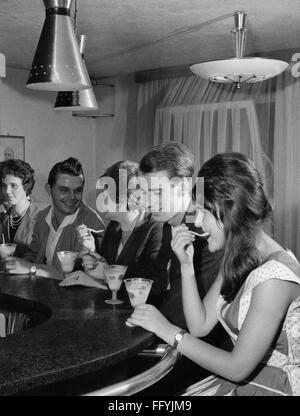 Geographie / Reisen, Deutschland, Menschen, Jugendliche in einer Milchbar, Gerichshain, September 1961, Zusatz-Rechte-Clearenzen-nicht vorhanden Stockfoto