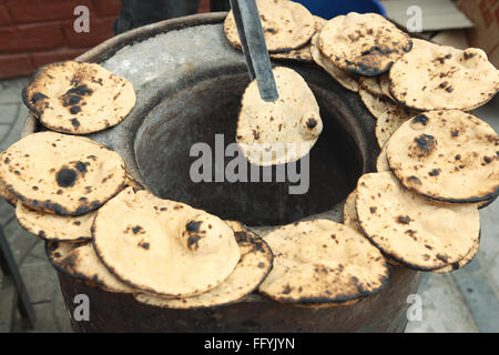 Tandoori Roti Fladenbrot backen im Tandoor-Ofen Indien Stockfoto