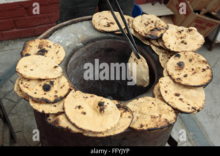 Tandoori Roti Fladenbrot backen im Tandoor-Ofen Indien Stockfoto