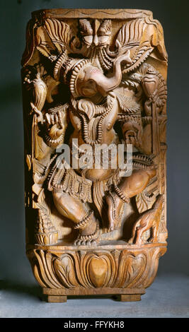 Ganesha-Skulptur tanzen auf Holz Indien Stockfoto