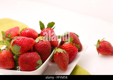 Erdbeeren in Schüssel Stockfoto