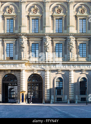 Bewaffnete Royal Guard außerhalb der Königlichen Palast alias Stockholm Palast in Stockholm, Schweden. Model Release: Nein Property Release: Nein. Stockfoto