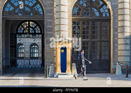 Bewaffnete Royal Guard außerhalb der Königlichen Palast alias Stockholm Palast in Stockholm, Schweden. Model Release: Nein Property Release: Nein. Stockfoto