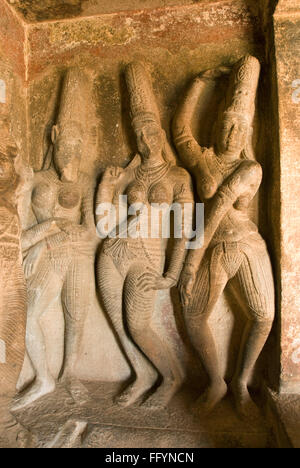 Sapta Matha tanzen sieben Göttinnen im Ravanaphadi Cave Temple, Ravana Phadi Felsenschnitt Höhle, Aibole, Aivalli, Ahivolal, Aryapura, Karnataka, Indien Stockfoto