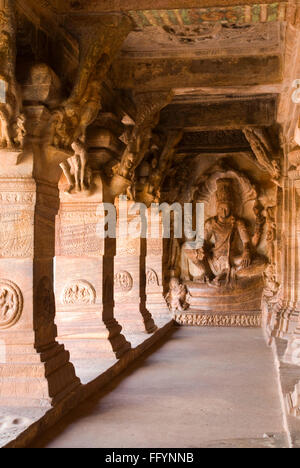 Höhle drei gewidmet Vishnu, die größte und aufwendigste in Badami, Karnataka, Indien Stockfoto