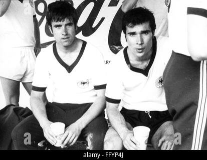 Sport,Fußball,Weltmeisterschaft 1970,Mexiko,Spieler,Deutschland,Peter Dietrich(Mittelfeld)und Bernd Patzke(Verteidigung),Pause während des Trainings,Leon,6.6.1970,Deutsche Nationalmannschaft,Athlet,Athleten,Fußballer,Fußballer,Kicker,Fußballspieler,Fußballspieler,Erfrischung,Erfrischung,Nationalfußballmannschaft,Mannschaft,Teams,70er,70er,20. Jahrhundert,Menschen,Männer,Mann,männlich,Fußball,Mittelfußball,Fußballweltmeisterschaft,Fußballspieler,Fußballweltmeisterschaften,Fußballweltmeisterschaften,Fußballweltmeisterschaften,Fußballweltmeisterschaften,Fußballweltmeisterschaften,Fußballplatz,Fußballplatz,Fußballspieler,Fußballweltmeisterschaften,Fußballweltmeisterschaften,Fußballplatz,Fußballplatz,Fußballplatz,Fußballplatz,Fußball Stockfoto