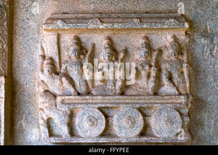 Rama und Lakshmana mit ihren Gemahlinnen auf Wagen an Außenwand des Ramachandra Tempel in Hampi, Karnataka, Indien Stockfoto